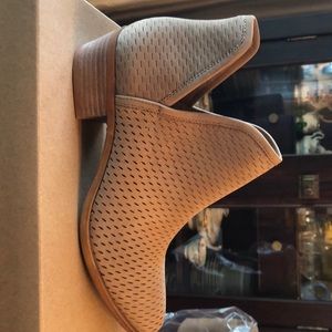 NIB Lucky Brand sesame colored booties size 9.5M